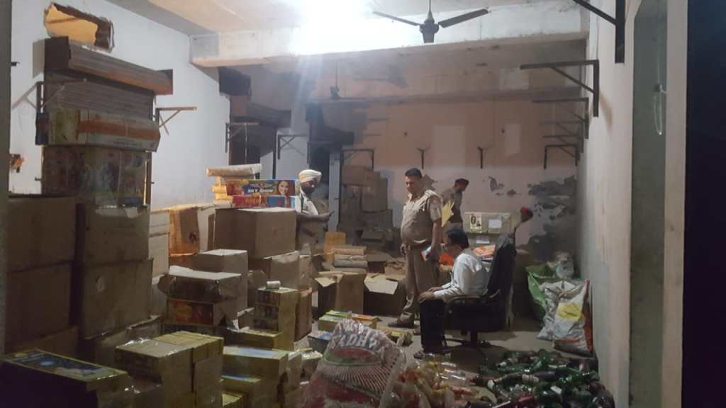 You are currently viewing पुलिस ने जालंधर में छापेमारी कर पकड़ा बिना लाइसेंस रखें पटाखों का जखीरा,केस दर्ज