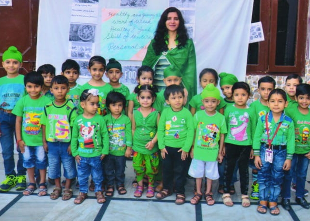 You are currently viewing ज्योति पब्लिक हाई स्कूल ” किड्स जोन” में मनाया गया ग्रीन डे, प्रिंसिपल श्रीमती मधु उप्पल ने बच्चों को बताया हरे रंग का महत्व