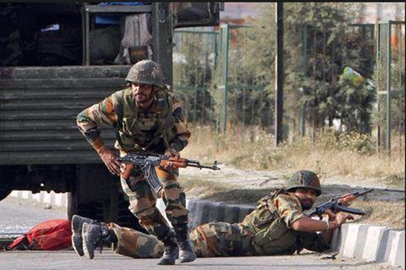 You are currently viewing पाकिस्तान के दो घुसपैठियों को सेना ने मार गिराया,तीन जवान भी शहीद