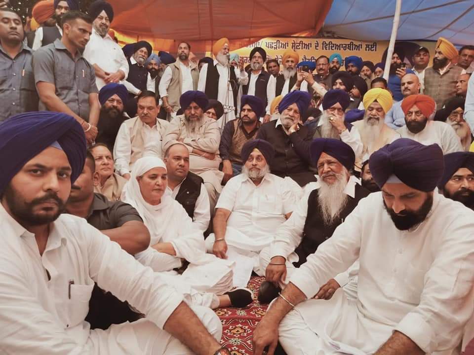 You are currently viewing दलित विद्यार्थियों की पोस्ट मैट्रिक स्कोलरशिप राशि 444 करोड़ रुपये केंद्र सरकार से प्राप्त कर कैप्टन सरकार ने दलित विद्यार्थियों के लिए जारी करने से किया इन्कार. 1 लाख दलित विद्यार्थियों का भविष्य हुआ खराब , जालंधर डीसी दफ्तर के सामने धरने पर बैठे बादल, मजीठिया, बीबी जागीर कोर, पवन टीनू ,वडाला ,कुलवंत सिंह मनन्न, मक्कड़ समेत कई सीनियर अकाली नेता