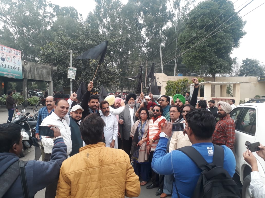 You are currently viewing वाह रे जालंधर कांग्रेस,सुखबीर बादल के विरोध की आड़ में कांग्रेसी नेताओं का पब्लिसिटी स्टंट, कांग्रेस दफ्तर के बाहर जमकर हुआ फोटोसैशन