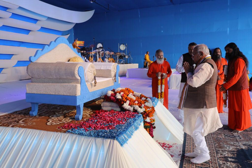 You are currently viewing सदगुरू का आशीर्वाद लेने जालंधर पहुंचे हरियाणा के मुख्यमंत्री मनोहर लाल खट्टर, लाखों भक्त हुए नतमस्तक