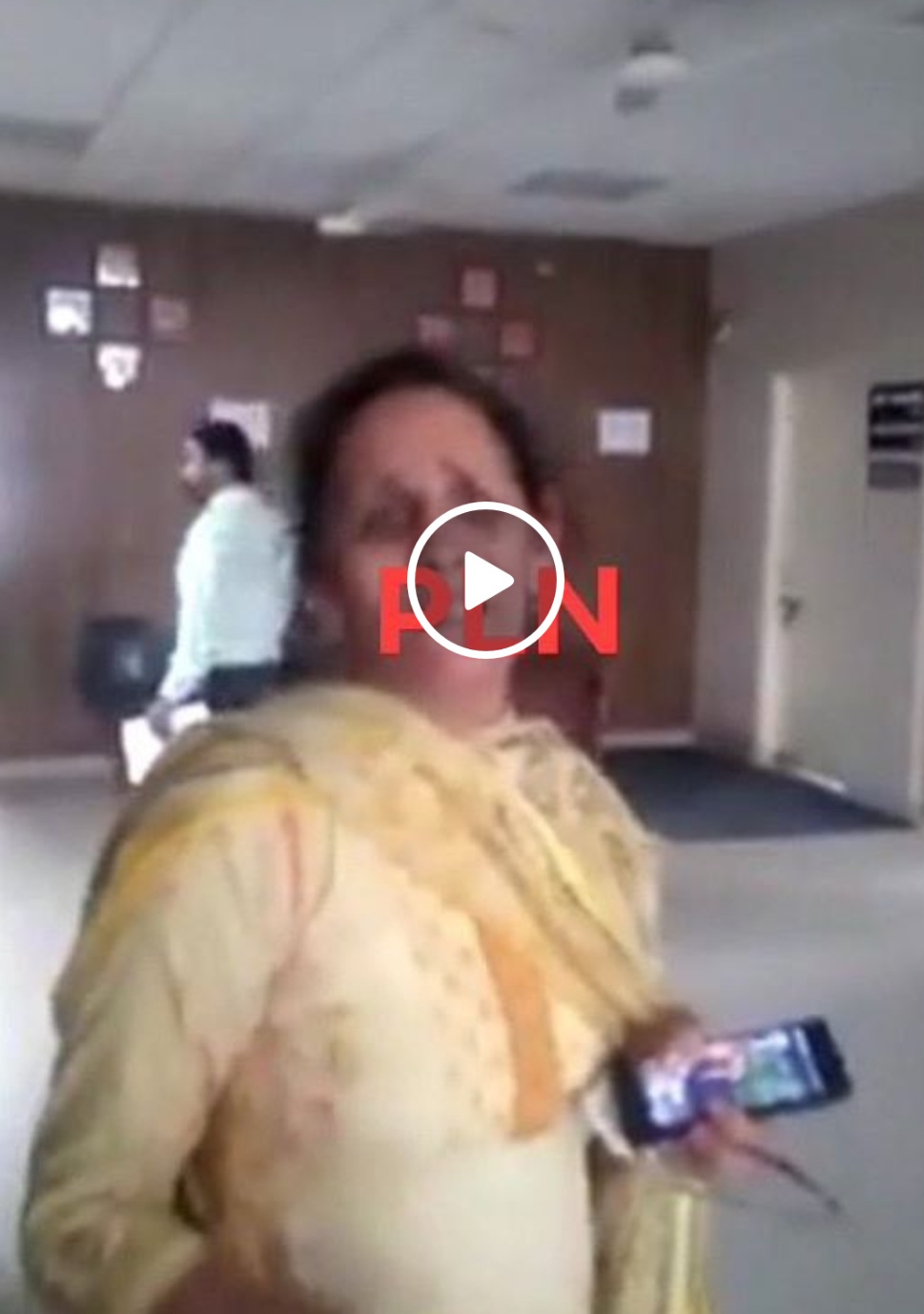 You are currently viewing VIDEO देखें – लुधियाना एडीसी दफ्तर में महिला अधिकारी के साथ ये क्या हो गया? महिला अधिकारी ने रो रो कर सुनाया दुखड़ा. VIDEO वायरल
