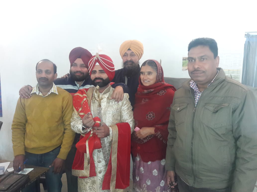 You are currently viewing पंजाब के गांवों में वोटिंग जारी, जालंधर में दूल्हा पहुंचा वोट डालने, टांडा में 91 वर्षीय बजुर्ग महिला ने डाला वोट, फिरोजपुर में मतदान पेटी को लगा दी आग एक की मौत, अजनाला में कांग्रेसियों ने एकदूजे पर बरसाई ईंटे, पटियाला में खूनी झड़प,अमृतसर में अकाली कांग्रेसी उलझे