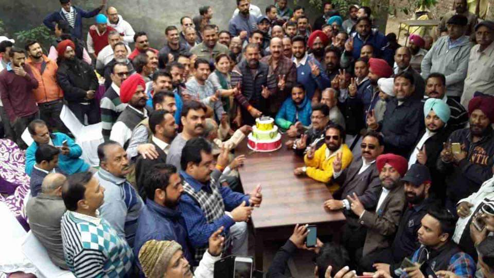 You are currently viewing MLA सुशील रिंकू ने कांग्रेस नेताओं संग केक काटकर मनाया जीत का जश्न, बोले – फाइनल मैच में बड़ी लीड से जीतेगी कांग्रेस