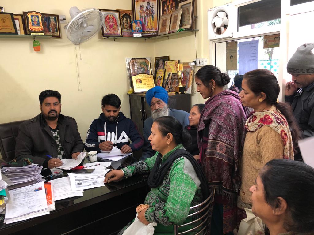 You are currently viewing पार्षद दीपक शारदा ने वार्ड नंबर 62 में 600 के करीब नीले स्मार्ट कार्ड फार्म भरवाएं
