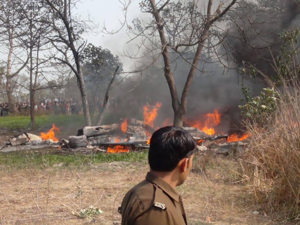 You are currently viewing वायुसेना का लड़ाकू विमान क्रैश, जलकर राख हुआ जगुआर, पायलट ने ऐसे बचाई खुद की जान,  indian-air-force-jaguar-fighter-plane-crashes-in-kushinagar