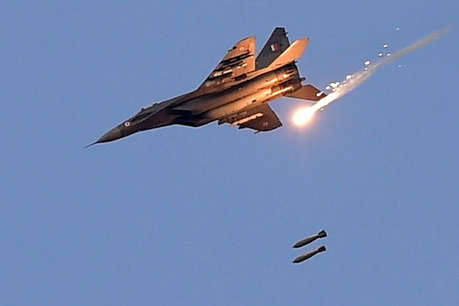 You are currently viewing बम बरसाने भारत की सीमा में घुसे पाकिस्तान के विमान F16 को भारत ने किया ढेर, दुम दबाकर भागे पाक सैनिक