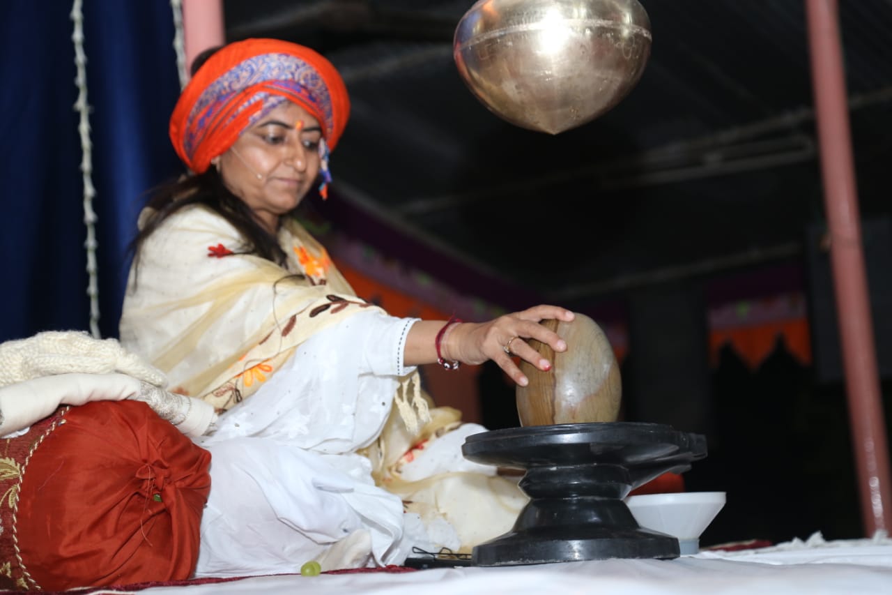 You are currently viewing शिवरात्रि की रात प्रेरणामूर्ति भारती श्री जी ने जैसे ही गाया ये भजन तो जाग उठी सेंकडों साधकों की कुण्डलिनी शक्तियां