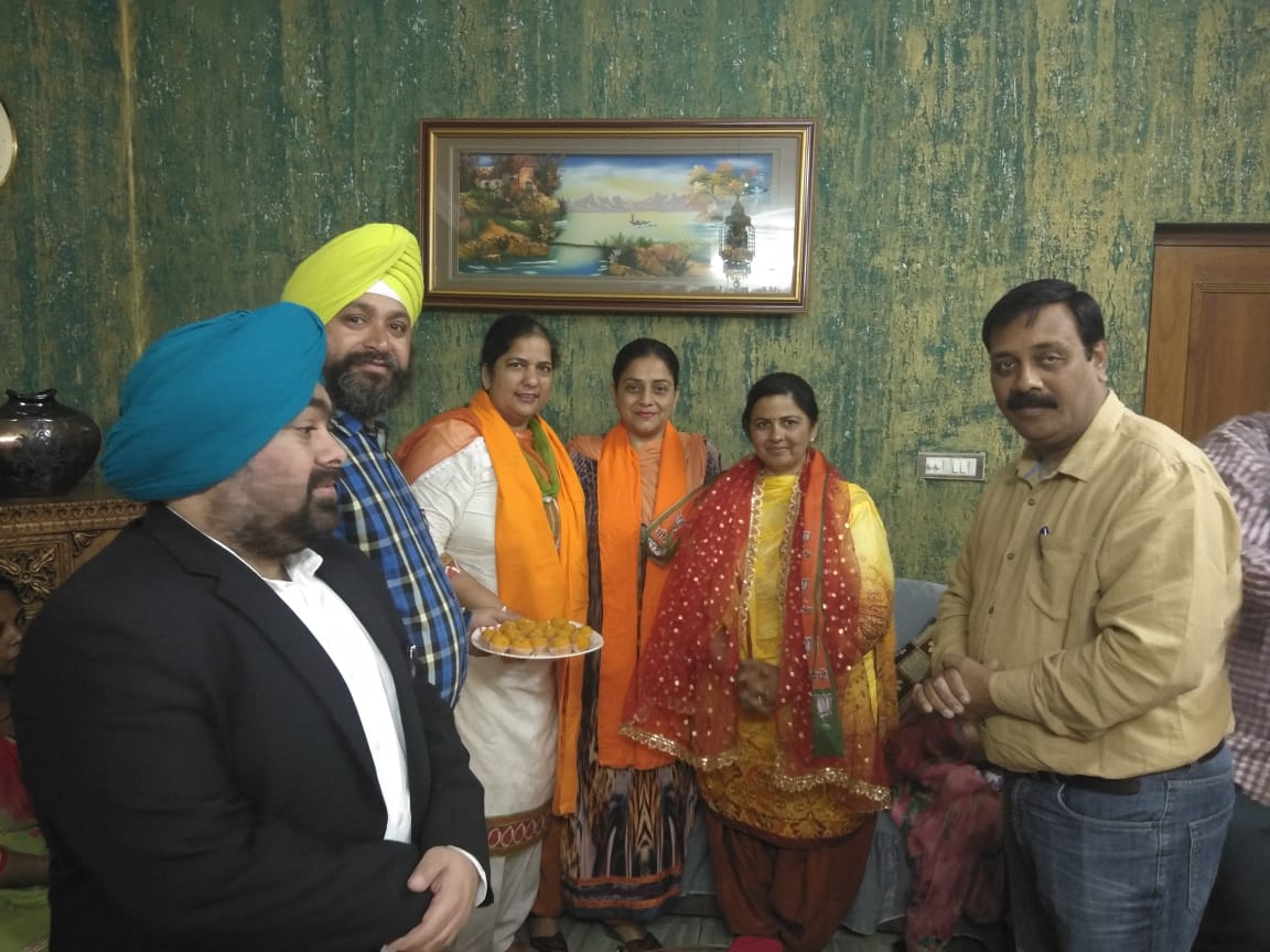 You are currently viewing जालंधर :तेजतर्रार नेत्री ऋतु कौशल बनी BJP की मंडल 12 की अध्यक्ष, सुखराज कौर, वरिंदर पाल बन्टी, अमरजीत सिंह गोल्डी महासचिव एडवोकेट नवजोत सिंह और सीमा साहनी ने किया सम्मानित