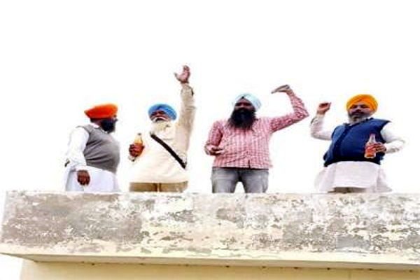 You are currently viewing पंजाबः गन्नो की पेमेंट न मिलने से पेट्रोल और सल्फास लेकर छत पर चढ़े किसान, कांग्रेस सरकार के खिलाफ नारेबाज़ी कर किया रोष-प्रदर्शन