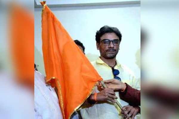 Read more about the article कांग्रेस का नामी कद्दावर मुस्लिम नेता भगवा झंडा पकड़ कर बोला – आज से मैं कांग्रेसी नहीं शिवसैनिक हूँ, राहुल गांधी को झटका