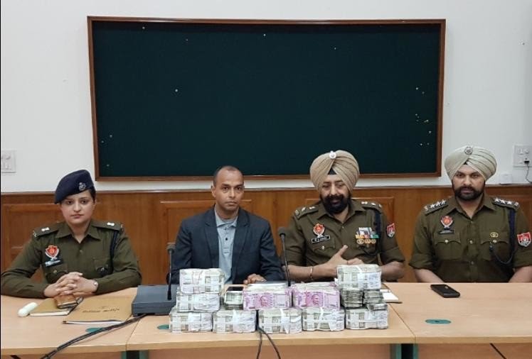 Read more about the article लोकसभा चुनाव से पहले कैप्टन के शहर से पुलिस ने 20 वर्ष के लड़के से पकड़े 92 लाख 50 हज़ार रुपये