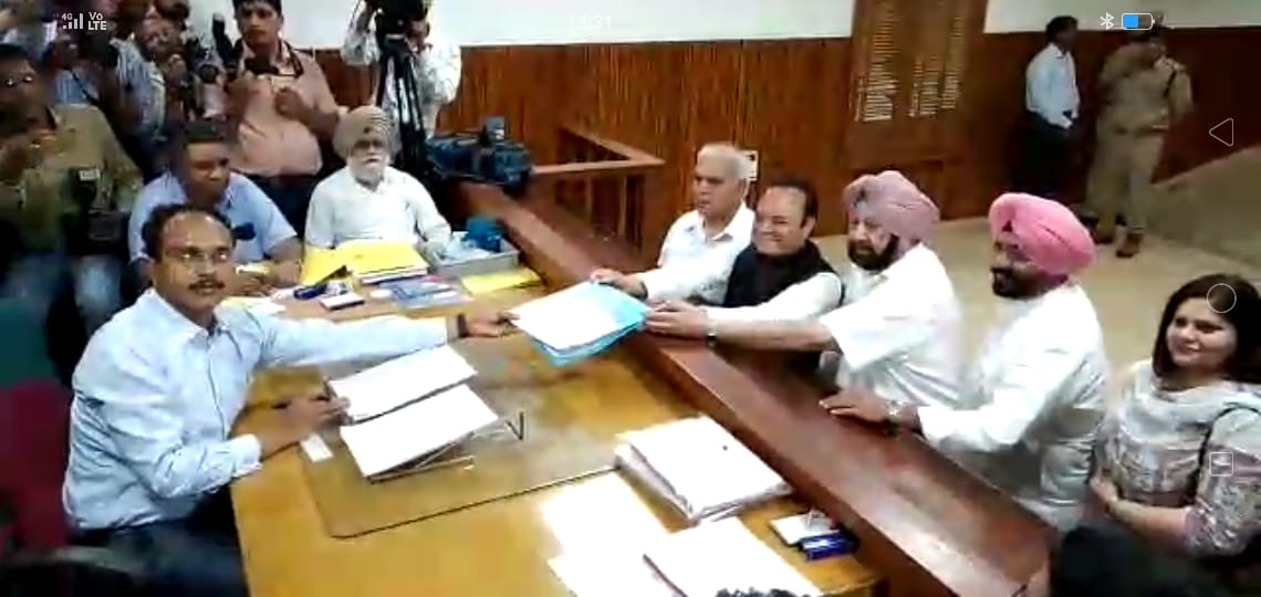 You are currently viewing कैप्टन और केपी समेत जालंधर की इस महिला नेत्री और बेटे संग नामांकन भरने पहुंचे संतोख सिंह चौधरी, देखें तस्वीरें