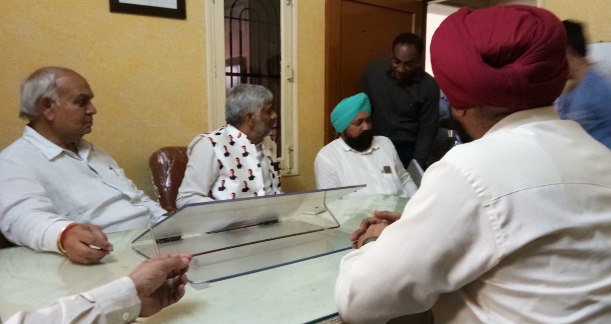 You are currently viewing चौधरी के नामांकन में कैप्टन के आने से बदले चुनावी समीकरण, कांग्रेस हुई एकजुट, कांग्रेस भवन पहुंचे आब्जर्वर, हाईकमान को सौंपेंगे रिपोर्ट