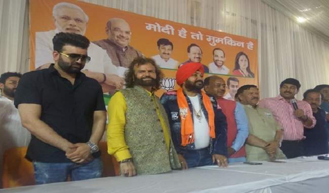 You are currently viewing हंस राज हंस ने अपने बेटे के ससुर मशहूर पंजाबी सिंगर दलेर मेहंदी को कराया BJP में शामिल, दिलचस्प है हंस और मेहंदी की समधी बनने की कहानी