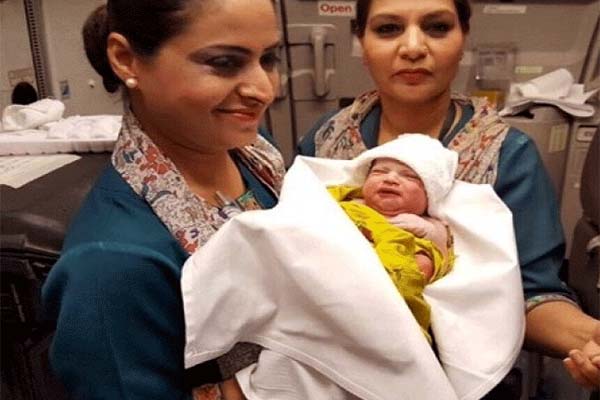 You are currently viewing भारतीय महिला ने दुबई एयरपोर्ट पर दिया बच्चे को जन्म, महिला पुलिस अधिकारी ने इस तरह बचाई दोनों की जान
