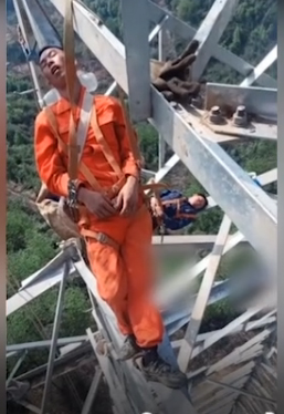 You are currently viewing भला इतनी ऊंचाई पर कौन सोता है भाई… 160 फीट खंभे पर चढ़कर सो गए मजदूर जानें क्या का माजरा…
