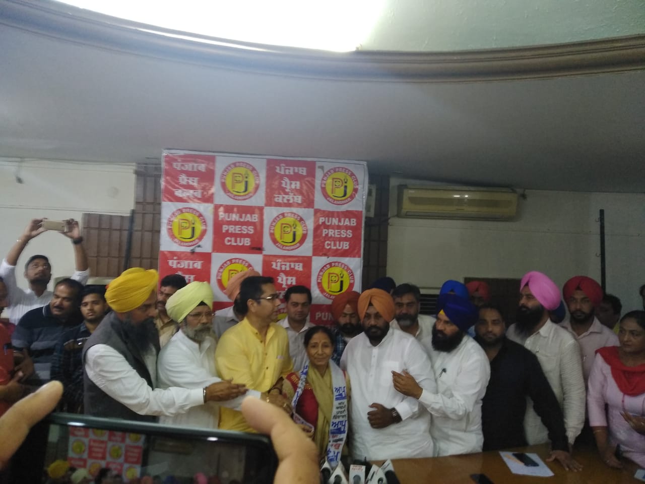 You are currently viewing पूर्व कांग्रेस प्रधान श्मशेर सिंह दूलो की पत्नी पूर्व विधायक हरबंस कौर ने थामा आम आदमी पार्टी दामन, फतेहगढ़ साहिब से मिली टिकट