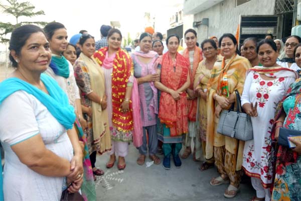 Read more about the article चरणजीत सिंह अटवाल को जिताने के लिए बहुओं ने संभाला मोर्चा, लोगों ने दिया जीत का आश्वासन