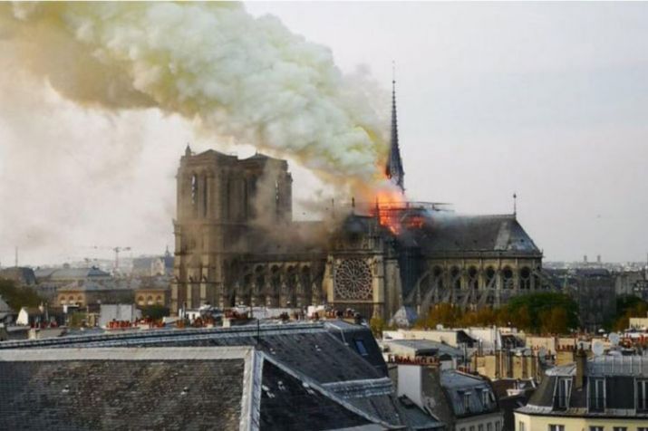 You are currently viewing पैरिस में 850 साल पुराना चर्च धू-धू कर जली, ईमारत ध्वस्त, महापौर ने की शांति की अपील