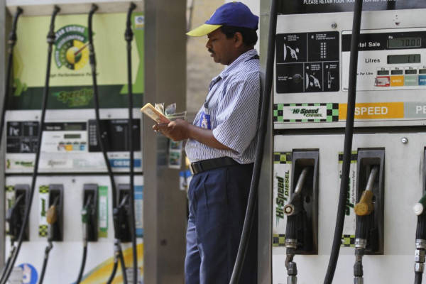 Read more about the article डीजल की कीमतों में हुई कटौती, लेकिन पेट्रोल के दाम फिर बढ़े, जानें ताजा रेट