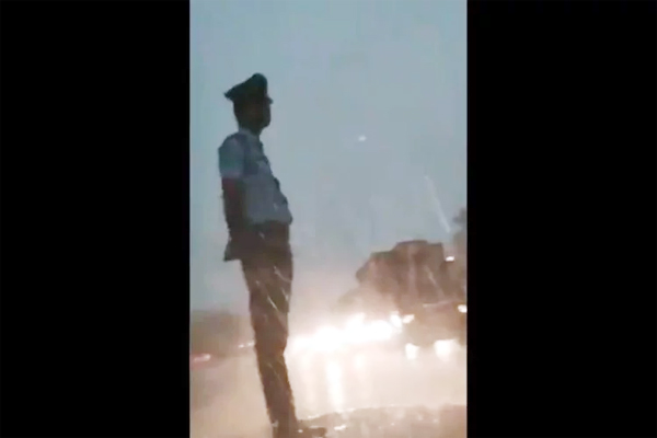 You are currently viewing भारी आंधी-बारिश के बीच भी खड़ा रहकर अपना कर्तव्य निभाता रहा पुलिसकर्मी, सोशल मीडिया पर बना हीरो, देखें Video