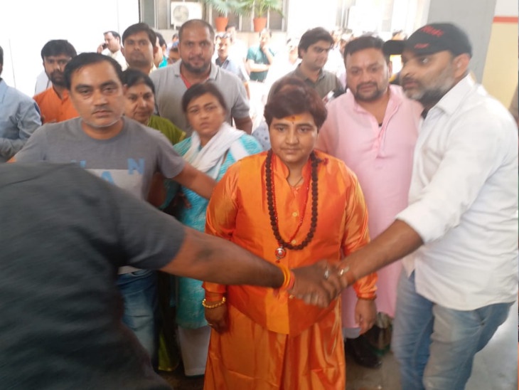 Read more about the article साध्वी प्रज्ञा ठाकुर BJP में शामिल, भगवा आंतकवाद का नारा लगाने के आरोपी कांग्रेस के पूर्व मुख्यमंत्री के खिलाफ इस शहर से लड़ेगी चुनाव, ऐसे रची गई थी भगवा को बदनाम करने की साजिश