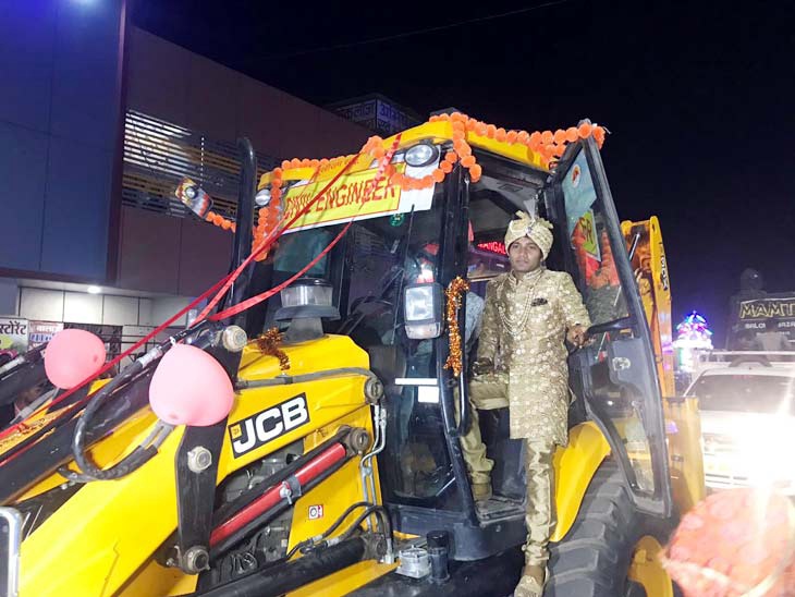 Read more about the article JCB पर सवार होकर शादी करने पहुंचा सिविल इंजीनियर दूल्हा, साथ ही फ्रंट लोडर पर बैनर लगाकर बताई अपनी डिग्री…