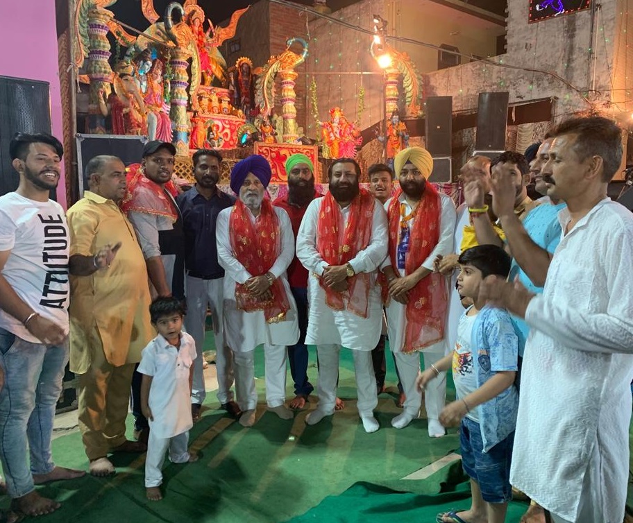 You are currently viewing ਵਿਸ਼ਾਲ ਭਾਗਵਤੀ ਜਾਗਰਣ ਵਿੱਚ ਪਹੁੰਚੇ ਚਰਨਜੀਤ ਸਿੰਘ ਅਟਵਾਲ ਬੋਲੇ – ਧਾਰਮਿਕ ਕਾਰਜਾਂ ਨਾਲ ਸਮਾਜ ‘ਚ ਆਪਸੀ ਪ੍ਰੇਮ ਪਿਆਰ ਅਤੇ ਸਦਭਾਵਨਾ ਵੱਧਦੀ ਹੈ