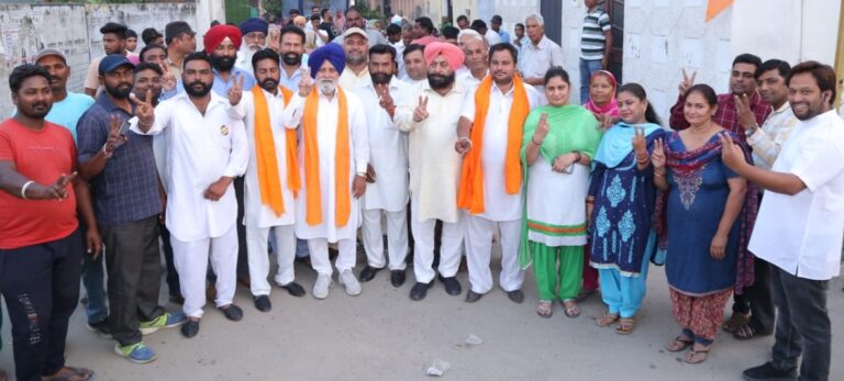 Read more about the article ਪਿੰਡ ਅਲਾਦੀਨਪੁਰ ਤੇ ਰਹਿਮਾਨਪੁਰ ’ਚ ਡਾ. ਅਟਵਾਲ ਦਾ ਭਰਵਾਂ ਸਵਾਗਤ, ਕਾਂਗਰਸ ਆਗੂ ਸਾਥੀਆਂ ਸਮੇਤ ਅਕਾਲੀ ਦਲ ’ਚ ਸ਼ਾਮਲ