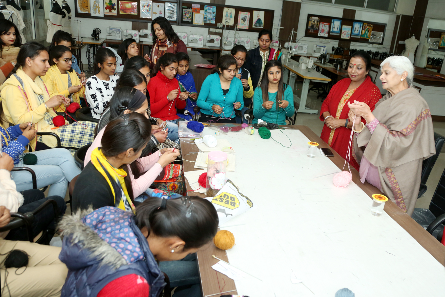 You are currently viewing The PG Dept.of Fashion Designing of Hans Raj Mahila Maha Vidyalaya organized a workshop on the topic Knitting.