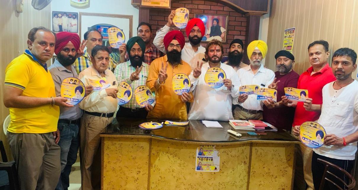 You are currently viewing अकाली दल का उपप्रधान बनने पर चंदन ग्रेवाल को परमप्रीत सिंह विट्टी ने किया सम्मानित