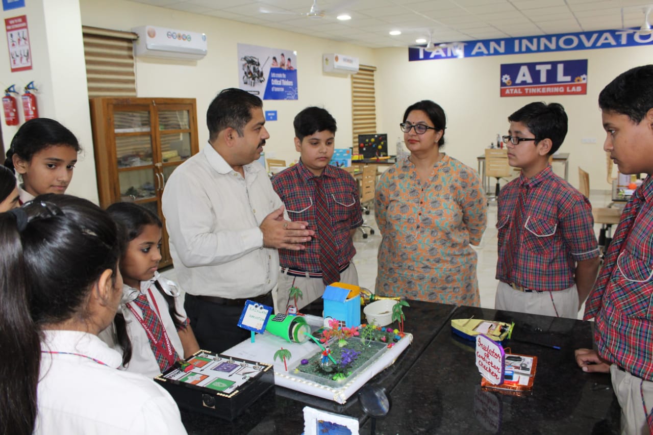 You are currently viewing दयानंद मॉडल स्कूल के विद्यार्थियों ने राष्ट्रीय प्रोद्योगिकी दिवस पर बनायें पवन चक्की, वैकयूम क्लीनर, एयर कूलर, इलेक्ट्रिक कार, प्रोजेक्टर, सौरमंडल, इलेक्ट्रिकल बेल, बाढ़ सुचना यंत्र, वोटिंग मशीन, पानी गर्म करने का यंत्र इत्यादि विभिन्न मॉडल ,  प्रधानाचार्य श्री विनोद कुमार ने विजेताओं को किया पुरुस्कृत