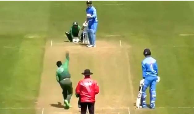 You are currently viewing बल्लेबाजी के दौरान एमएस धोनी ने सजाई बांग्लादेश की फील्डिंग, हंसने लगे कमेंटेटर