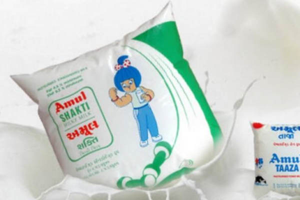 You are currently viewing Amul का दूध हुआ महंगा, अब एक लीटर के लिए चुकानी होगी इतनी कीमत