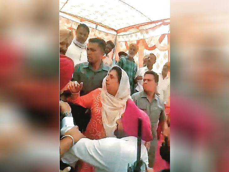 Read more about the article थप्पड़ की गूंज से हिला पूरा गांव, गुस्से में गांववासियों ने की कांग्रेस का बहिष्कार करने की तैयारी