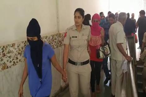 Read more about the article हाईप्रोफाइल सैक्स रैकेट का भंडाफोड़ , पुलिस ने छापेमारी कर बिना कपड़े 24 लड़कें लड़कियां गन्दा काम करते हुए किये काबू, मामला दर्ज