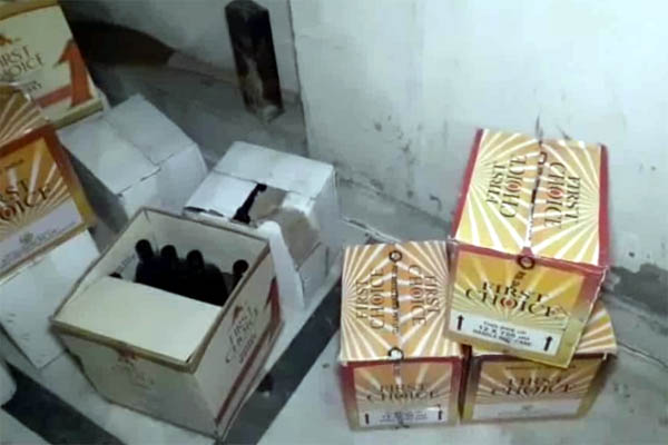 You are currently viewing रंजीत सिंह एवेन्यू की बंद पड़ी कोठी में जालंधर पुलिस का छापा, 30 पेटी अवैध शराब बरामद