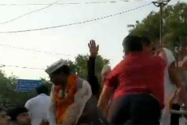 You are currently viewing दिल्ली में रोड शो के दौरान केजरीवाल को शख्स ने जड़ा जोरदार तमाचा, कैमरे में कैद हुआ Video