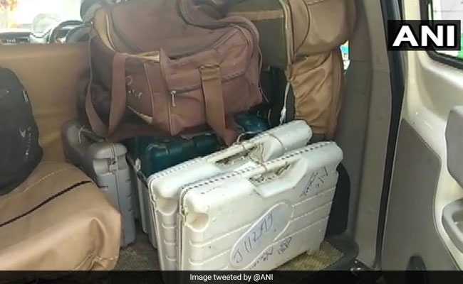 Read more about the article होटल में मजिस्ट्रेट के पास मिलीं EVM और VVPAT मशीनें, कारण बताओ नोटिस जारी, विपक्ष का हंगामा