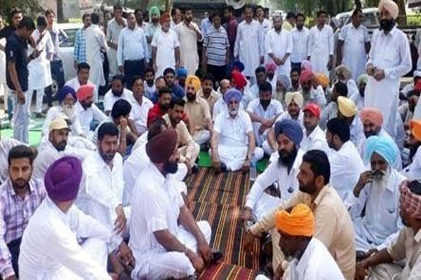 Read more about the article सिंकदर सिंह मलूका ने कांग्रेसियों पर लगाया हमला करने का आरोप, बोले- कार भगाकर बचाई जान