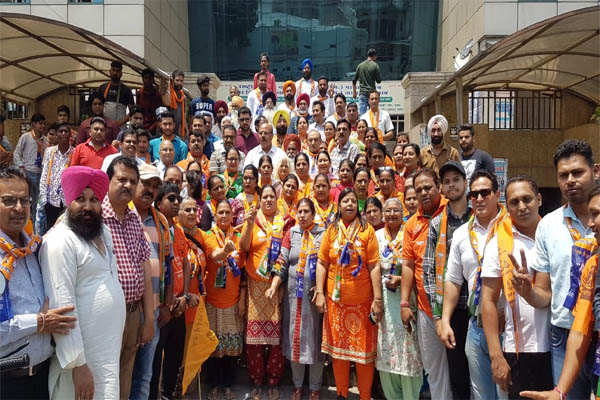 Read more about the article डॉ. अटवाल के पक्ष में मिशन मोदी महिला मोर्चा ने किया डोर टू डोर प्रचार, जालंधर वासियों ने भारी मतों से जीत दिलाने का किया वादा