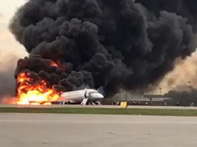 Read more about the article हवा में उड़ते ही आग का गोला बना विमान, 41 लोग जिंदा जले, दो बार हुई क्रैश लैंडिंग