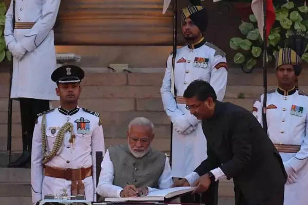 You are currently viewing दूसरी बार देश के प्रधानमंत्री बने नरेंद्र मोदी, हरसिमरत-हरदीप पुरी और सोमप्रकाश समेत मोदी कैबिनेट में शामिल हुए 58 मंत्री, देखें पूरी सूची