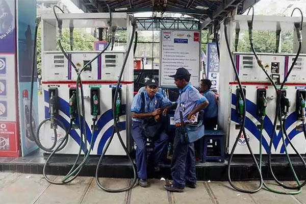 You are currently viewing तेल की कीमतों में लगातार बढ़ोतरी जारी, आज 11वें दिन बढ़ें पेट्रोल-डीजल के दाम- मध्य प्रदेश में पेट्रोल की कीमत 100 रुपए के पार