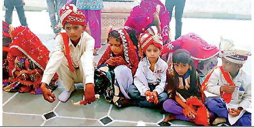 Read more about the article बच्चे रोते रहे, लोगों ने गोदी में उठाकर करवा दी मासूमों की शादी, बाल विवाह का वीडियो वायरल
