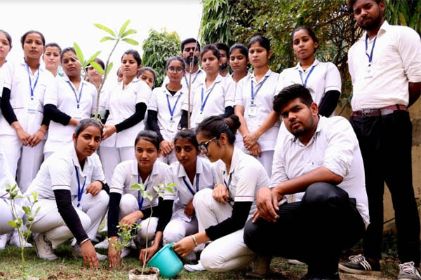 Read more about the article सेंट सोल्जर जीएनएम छात्रों ने किया पौधरोपण, पर्यावरण संरक्षण का लिया प्रण