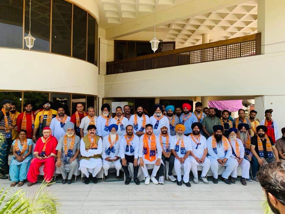 You are currently viewing ਜਲੰਧਰ : ਬਹੁਜਨ ਸਮਾਜ ਪਾਰਟੀ ਨੂੰ ਵਡਾ ਝੱਟਕਾ, BSP ਦਾ ਸੀਨੀਅਰ ਲੀਡਰ ਆਪਣੇ ਵੱਡੀ ਗਿਣਤੀ ਸਾਥੀਆਂ ਸਮੇਤ ਸ੍ਰੋਮਣੀ ਅਕਾਲੀ ਦਲ ਵਿਚ ਸ਼ਾਮਲ