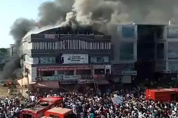 You are currently viewing गुजरातः कोचिंग सेंटर में लगी भीषण आग, जान बचाने के लिए चार मंजिला इमारत से कूदे छात्र, 20 की दर्दनाक मौत, देखें Video